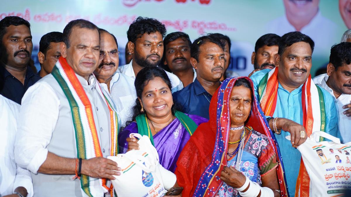 Fine rice reflects the self-respect of Telangana: Komatireddy