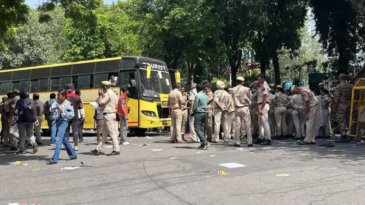 Delhi Police bus attacked, detainees freed as SIR protest intensifies at Jantar Mantar; RAF deployed